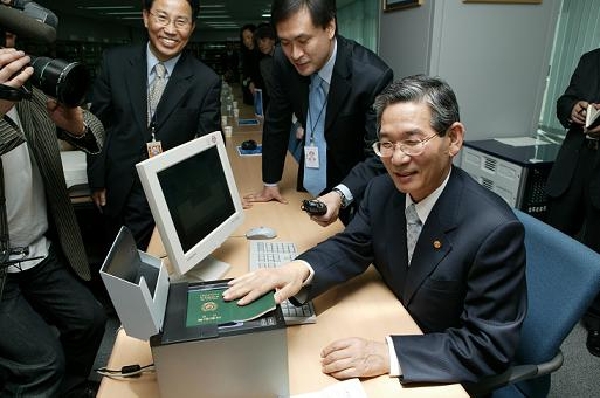 위변조 한국여권으로 입출국 불가능 첨부 이미지